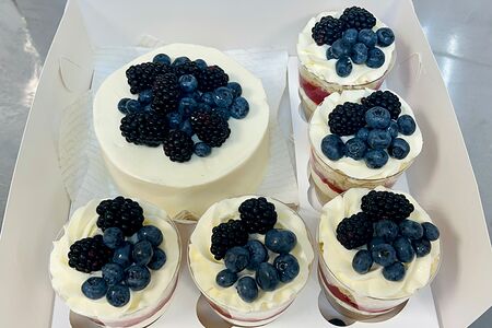 Набор Бенто-торт и трайфлы Голубика-ежевика