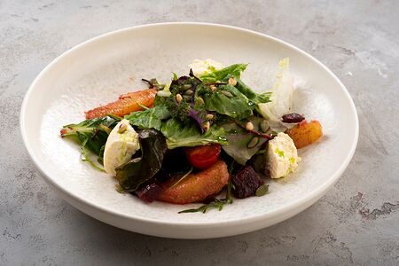 Салат с печеной свеклой, апельсином и соусом песто, с адыгейским сыром