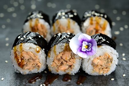 Малый ролл с жареным лососем