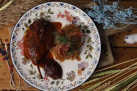 Томленая утиная ножка с тушеной капустой и яблочным джемом