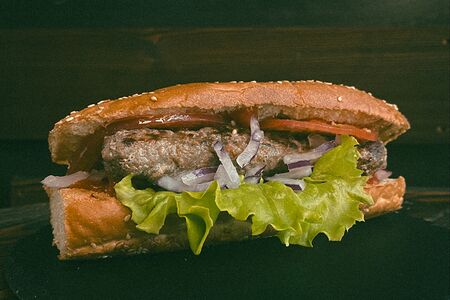 Хот-дог с говяжьей колбаской