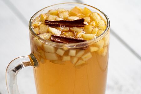 Чай с яблоком и корицей