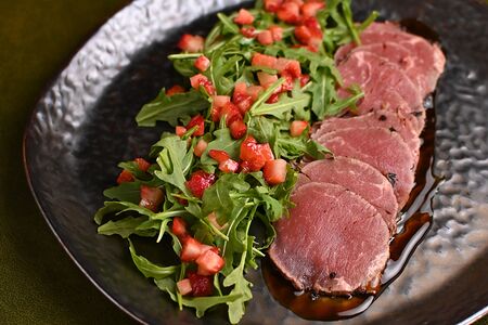 Татаки из обоженной говядины