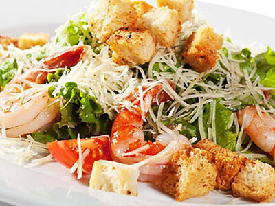 Салат цезарь с королевскими креветками