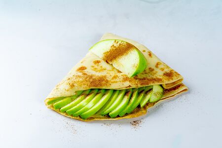 Блин с яблоком и корицей