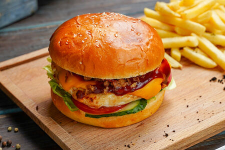 Чизбургер с говядиной и картофелем фри