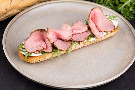 Брускетта с ростбифом