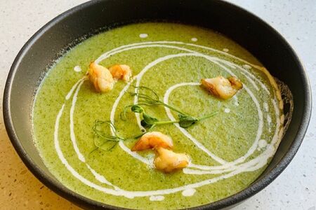 Крем-суп с брокколи и креветками