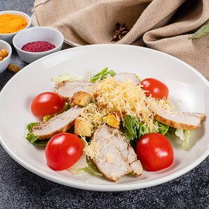 Салат Цезарь с курицей