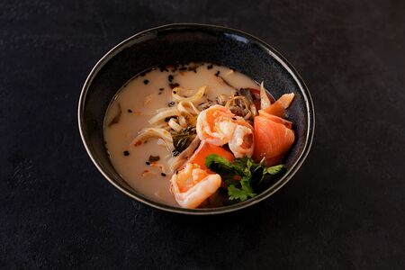 Том ям с лососем и креветками