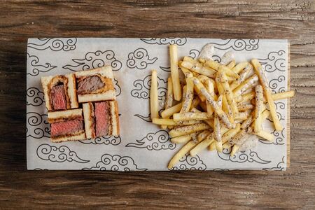 Сандо с мраморной грвядиной с картофелем фри и трюфельным майо