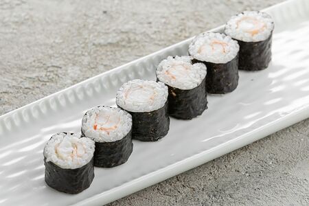 Ролл с креветкой