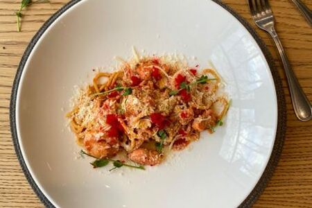 Спагети с лососем и креветками