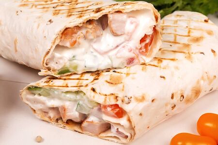 В лаваше из куриного бедра на углях