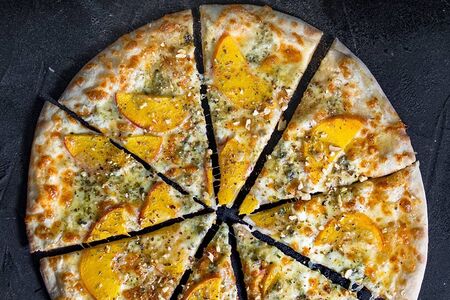 Пицца с персиком и горгонзолой