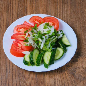 Салат из свежих овощей с маслом