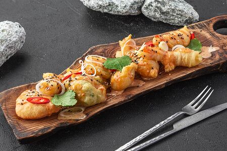 Креветки темпура с соусом кимчи