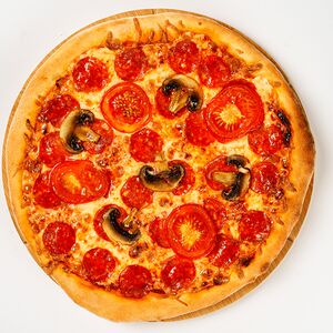 Пицца Салями с грибами и перцем халапеньо (острая)