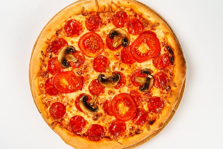 Пицца Салями с грибами и перцем халапеньо (острая)