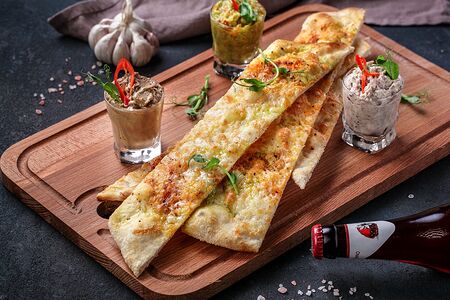 Фокачча с сыром, гуакамоле, форшмаком и куриным паштетом