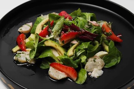 Салат с гребешком и клубникой