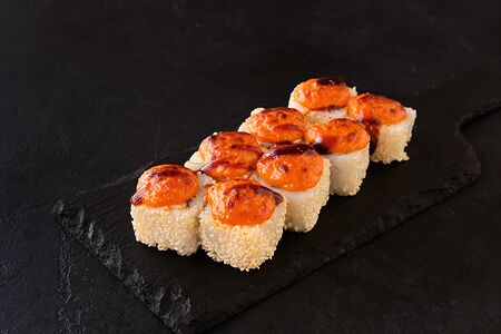 Запеченный ролл с лососем Тануки