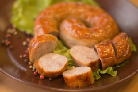 Запеченные французские колбаски с картофелем по-деревенски