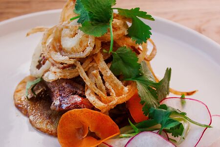 Телячьи щечки на картофельных слайсах