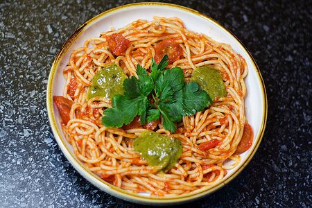 Паста с томатами и соусом песто