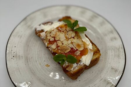 Бриошь с абрикосовым джемом