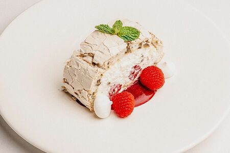 Фисташковый рулет с малиной и кремом маскарпоне