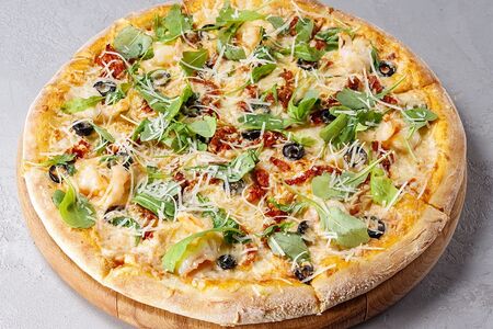 С креветками, рукколой и вялеными томатами