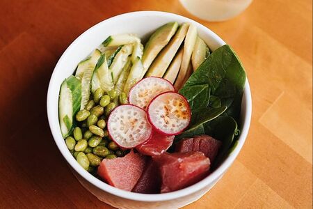 Поке с тунцом и авокадо