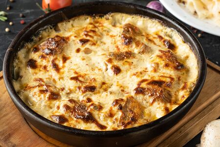 Грибные шляпки, запеченные под белым соусом