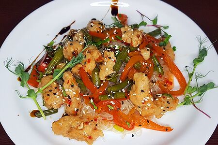 Веган мясо с соусом и рисовой лапшой