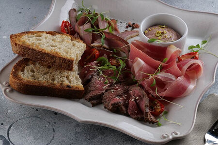 Мясные деликатесы