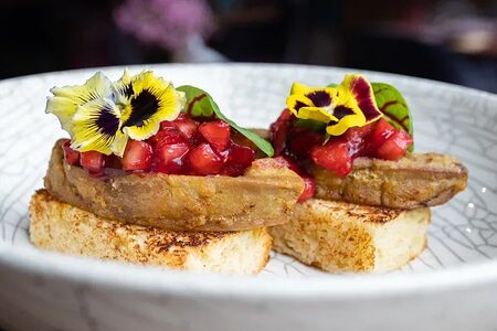 Теплая фуа-гра на бриоши с соусом порто