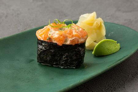 Острые суши лосось