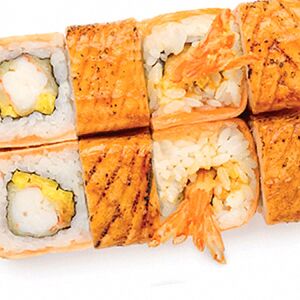 Ролл с обжаренным лососем и тигровой креветкой