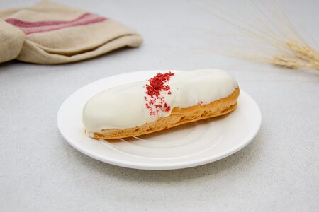 Эклер со сливочным кремом