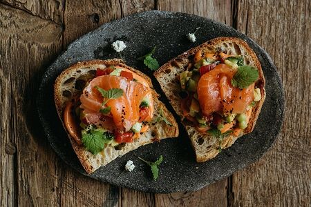 Брускетта лосось, авокадо, томаты, кимчи