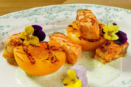 Форель с персиками на гриле