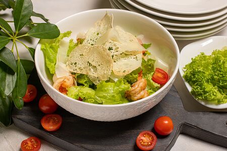 Цезарь с тигровыми креветками