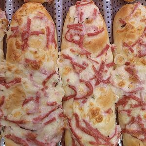 Багет с ветчиной и сыром