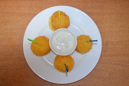 Сырные шарики с чесночным соусом