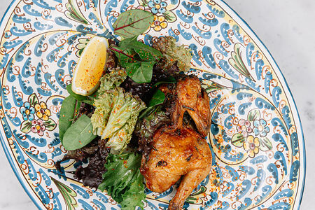 Острый цыпленок на гриле со свежим салатом