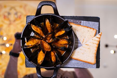 Черноморские мидии в соусе том ям