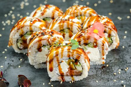 В угре с лососем, сыром и огурцом