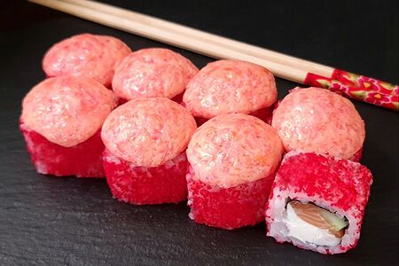 Запеченный ролл Лосось-креветка 