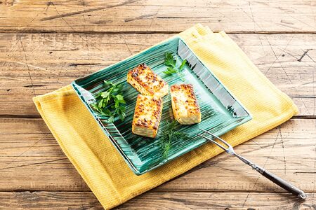 Сыр, жаренный на углях